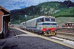 FS E 652 097 und E 652 XXX warten auf ihre nchsten Einsatz (Bahnhof Brennero/Brenner, 22.08.1998); digitalisiertes Dia.