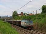 E652.067 mit einem Gterzug in die Richtung von Pisa in die Nhe von das ehemalige Bahnhof Montignoso am 15-5-2012.