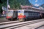 FS E 636 089 und E 656 016 warten mit ihren Gterzgen auf die Ausfahrt in Richtung Bolzano/Bozen (Bahnhof Brennero/Brenner, XX.08.1998); digitalisiertes dia.