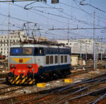 Italienische Ellok der Baureihe E 656 auf Gleisen nahe von Roms Hauptbahnhof, 12.07.1987 