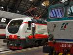 Impression aus Milano Centrale. Alt trifft neu, eine Gegenüberstellung, links die Chopperlok E402 B 165 in Frecciabianca-Lackierung  (auch Elefantenbaby genannt=, rechts die sechsachsige E656 289. 