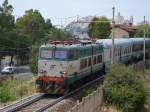 Die E656 454 mit dem Pilgerzug Lourdes - Conegliano (EXP 14137, 50 Minuten Verspätung) langsam beschleunigt nach dem Halt im Bahnhof Imperia P.M.