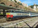 Die Trenitalia E.656 607 ist am 10. Oktober 2011 gerade mit ihrem Regionalzug in Genova Piazza Principe eingetroffen. Die Lok trägt noch das alte Farbkleid mit dem  Caimano  unter dem Führerstand.