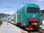Neuer Doppelstockwendezug von TrenItalia TAF Treno 17 ALe426 in Sesto Calende bereit zur Abfahrt nach Novara. (20.04.2006)