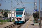  Treno regionale  von Trenitalia verlsst den Bhf Montevarchi-Terranuova in Richtung Prato (Minuetto-Triebwagen der FS, April 2009)