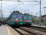 ALe 582-082 und 582-versprayt kreuzen zwischen Monza und Lecco im Bahnhof Carnate-Usmate.