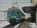 Der Triebzug ALe 803-029 passend zum nostalgischen Bahnsteigdach des Bahnhofs von Tirano wartet auf die Fahrgste am 24.12.09. (Jeanny)