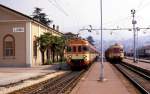 Bahnhof Luino am Lago Maggiore am 28.3.1990.
Elektrotriebwagen links ALe 801030 und rechts 803038.