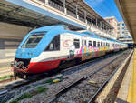 ELT 211 der Ferrotramviaria steht im Bahnhof Bari Centrale, 11.10.2024.