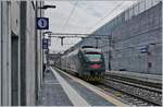 Der Trenord ETR 425 335-4 unterwegs als RE 5308 von Milano Porta Garibaldi nach Porto Ceresio verlässt den Bahnhof Arcisate.
