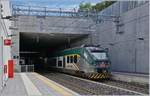 Der Trenord ETR 425 023 erreicht von Porto Ceresio kommend als RE 5313 nach Milano Porta Garibaldi den Bahnhof Induno Olona. 


27. April 2019