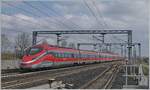 Der FS Trenitalia ETR 400 052 macht seiner Bezeichnung alle Ehre und fährt unglaublich schnell durch den Bahnhof Reggio Emilia AV Richtung Süden.

14. März 2023

