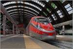 Der von Torino P.N nach Roma fahrende ETR 400  Frecciarossa 1000  wartet in Milano Centrale auf die Abfahrt als FR 9631 ohne kommerziellen Halt nach Roma Termini.