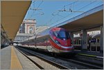 Vor fast genau einem Jahr, am 14. Juni 2015 nahmen die Trenitalia ETR 400 den planmäßigen Betrieb zwischen Torino und Napoli auf und bereichern mit ihrer wunderschönen Formgebung seither die italienische Bahnlandschaft sehr vorteilhaft. 
Ein ETR 400 Frecciarossa 1000 ist in Torino Porta Nuova eingetroffen. 
1. März 2016