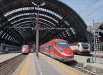Vor fast genau einem Jahr, am 14. Juni 2015 nahmen die Trenitalia ETR 400 den planmäßigen Betrieb zwischen Torino und Napoli auf und bereichern mit ihrer wunderschönen Formgebung seither die italienische Bahnlandschaft sehr vorteilhaft. 
Ein ETR 400 Frecciarossa 1000 verlässt Milano Centrale. 
22. Juni 2015