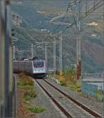 <U>Zwischen Skylla und Charybdis.</U>

Ein ETR 460 hat noch einen weiten Weg nach Rom vor sich. Favazzina, im August 2013.