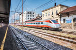 ETR 485 005-5 fährt als FRECCIAGENTO 8502 Roma Termini – Bolzano/Bozen) in den Endbahnhof Bolzano/Bozen ein.