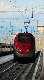 23.8.2014 18:14 ETR 500 035 als Frecciarossa ( roter Pfeil ) nach Napoli Centrale bei der Ausfahrt aus Milano Centrale.