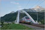 Licht, aber noch keine Sonne zeigte sich bei der Rhonebrücke zwischen Bex und St-Maurice, als ein FS Trentilia ETR 610 als EC 35 von Genève nach Milano unterwgs die Rhone und damit die Kantonsgrenze überquert.

25. Juni 2019