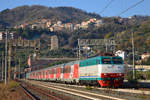 E444 070 mit EC139 fährt durch Albisola - 03.01.2017