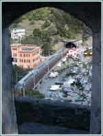 Fotografiert durch das Eingangstor zum Friedhof von Monterosso, ein DS Regio nach La Spezia.