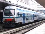 Ein ziemlich neuer Doppelstockzug der FS, passend zur E 464, am 28.05.2009 in Roma Termini.