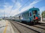 28.7.2010 14:19 Steuerwagen Bauart APR an der Spitze eines Regionalzug (R) aus La Spezia Centrale nach Pisa Centrale im Bahnhof Pisa S.