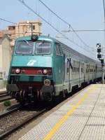 Ein Treno Regionale fhrt am Mittag des 26.05.2009 in San Vincenzo ein.