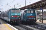 VERONA (Venetien/Provinz Verona), 28.09.2011, links ein Regionalzug nach Bologna Centrale mit Steuerwagen vorne, rechts ein eingefahrener Regionalzug mit Steuerwagen hinten