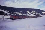 Ein Nahverkehrszug Richtung Brenner hat am 21.1.1991 hier mit   Steuerwagen voraus gerade den Grenzbahnhof San Candido / Innichen  verlassen.