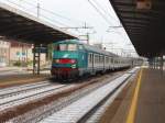 Abfahrender Nahverkehrszug mit Diesellok in Venedig Mestre