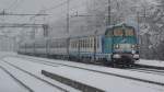 Voraus mit einem Steuerwagen der Bauart MDVC durchfhrt am 18.03.2013 ein Regionalzug nach Bozen den Bahnhof Egna-Termeno/Neumarkt-Tramin. Der sehr starke Schnefall ist fr diese Gegend sehr unblich, normalerweise herrschen um diese Jahreszeit Temperaturen um +15C