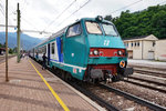 Ein MDVC-Steuerwagen an der Spitze des RV 2260 (Bologna C.le - Verona Porta Nuova - Brennero/Brenner), am 8.7.2016 beim Halt in Bressanone/Brixen.