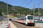 IC 745 Ventimiglia - Mailand mit einem UIC Z1A Steuerwagen verlangsamt sich, um bei Imperia anzuhalten - 29.04.2018  