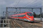 Durch den hier haltenden und etwas verspäteten ETR 500 037 etwas aus gebremst, ist der FS Trenitalia ETR 400 010 als Frecciarossa 1000 FR 9624 von Roma (ab 10:20) nach Milano (an 13:35 etwas