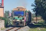 Keine klare Luft herrschte am 01.10.2019 in Gleisnähe, als Triebwagen ADe 95 in Mandas seine Fahrt nach Isili begann und bei der Beschleunigung am Ortsende eine Abgaswolke hinterließ.