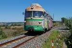 Von Isili kommend befindet sich am 01.10.2019 ein Triebwagen der Reihe ADe kurz vor der Einfahrt in den Bahnhof von Mandas. Ziel des Zuges ist San Gottardo, ein Ortsteil von Cagliari, das er knapp eineinhalb Stunden später erreichen wird. Leider wurde auf der aktuell nicht durchgängig befahrbaren Schmalspurstrecke zwischen Arbatax und Cagliari kein einziger Triebwagen gesichtet, der nicht verschmiert war.