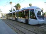 Strassenbahn SS03 an der Haltestelle vor dem Bahnhof in Sassari am 10.07.