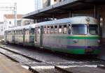 Dreiteiliger Triebzug bestehend aus einen Steuerwagen RPm und zwei Motorwagen ADm der FdS am 20.10.2005 auf dem 3-Schienengleis am Bahnsteig 1 in Sassari abfahrbereit nach Alghero, der 3. Schmalspurstrecke von Sassari. Der Bahnhof hat folgende Bahnsteiggleise: 3 Normalspur-Durchgangsgleise, 1 3-Schienen-Durchgangsgleis und 2 Meterspur-Stumpfgleise. 