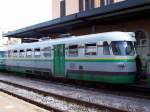 Motorwagen BR ADm der FdS ohne Khlaggregate auf dem Dach am 20.10.2005 auf Gleis 1, dem 3-Schienengleis, im Bahnhof Sassari.