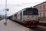 Drei Dieselloks Baureihe D 443, vorn D 443.1019, fahren mit Gterzug von Golfo Aranci kommend am 18.10.2005 durch den Bahnhof Olbia in Richtung Sden.