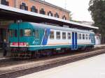 Triebwagen ALn 668.3205 nach Sassari am 18.10.2005 im Bahnhof Olbia, der Triebwagenfhrer hat gerade vom anderen Wagenende die roten Schlulichtscheiben geholt und steckt sie auf die Scheinwerfer.