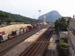 Gterbahnhof Golfo Aranci am 21.10.2005, vorn die Bahnsteige vom Personenbahnhof.