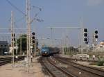 Ausfahrt des Regionalzuges 12916 von Cagliari nach Oristano (Cagliari, 01.10.2011). Ob geplant ist bzw. war, das Trenitalia-Bahnnetz auf Sardinien zu elektrifizieren ist nicht bekannt, da bis auf die Masten in Cagliari auf ca. 300 km Bahnfahrt keine Oberleitungsmasten gesehen wurden.