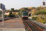 ALn 668 3202 und 668 3207 haben vor zwei Minuten die Station Porto Torres Marittima verlassen und fahren am 29.09.2011 in den Bahnhof von Porto Torres ein.