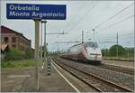 Ein FS Trenitalia Freccia Bianca ist in Orbetello Monte Argentario ohne Halt auf der Fahrt von Roma nach Milano (via Pisa - Genova).