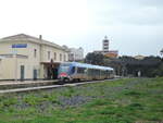 Bahnhof Porto Torres Marittima am 08.03.2024 um 15:56 Uhr. Mit diesem Zug (R 20884) kam ich um 15:49 Uhr aus Sassari dort an. Er fuhr wenige Minuten später wieder nach Sassari zurück. Der Bahnhof liegt unmittelbar neben dem Terminal der Fähren und ist perfekt für die Anreise zum Schiff. 