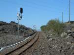 Hier fhrt die Bahnstrecke durch einen Lavastrom bei der Station Cerro, vorn das Einfahrsignal des Ausweichbahnhofes, hinten das alte Formsignal. Die Bahn wurde scheinbar schon fters von Lavastrmen verschttet, ich habe 15 bis 20 Stellen gesehen, die aus jngerer Zeit sein men, weil noch nicht bewachsen.