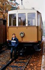 Einem wirksamen Selbstauslöser der Kamera sei Dank: Das war ich im Herbst 1985 vor einem sehr alten Wagen der Rittner Bahn.