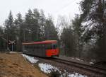 Der Triebwagen der Rittnerbahn, unterwegs im Waldstck kurz nach der Haltestelle Rinner.